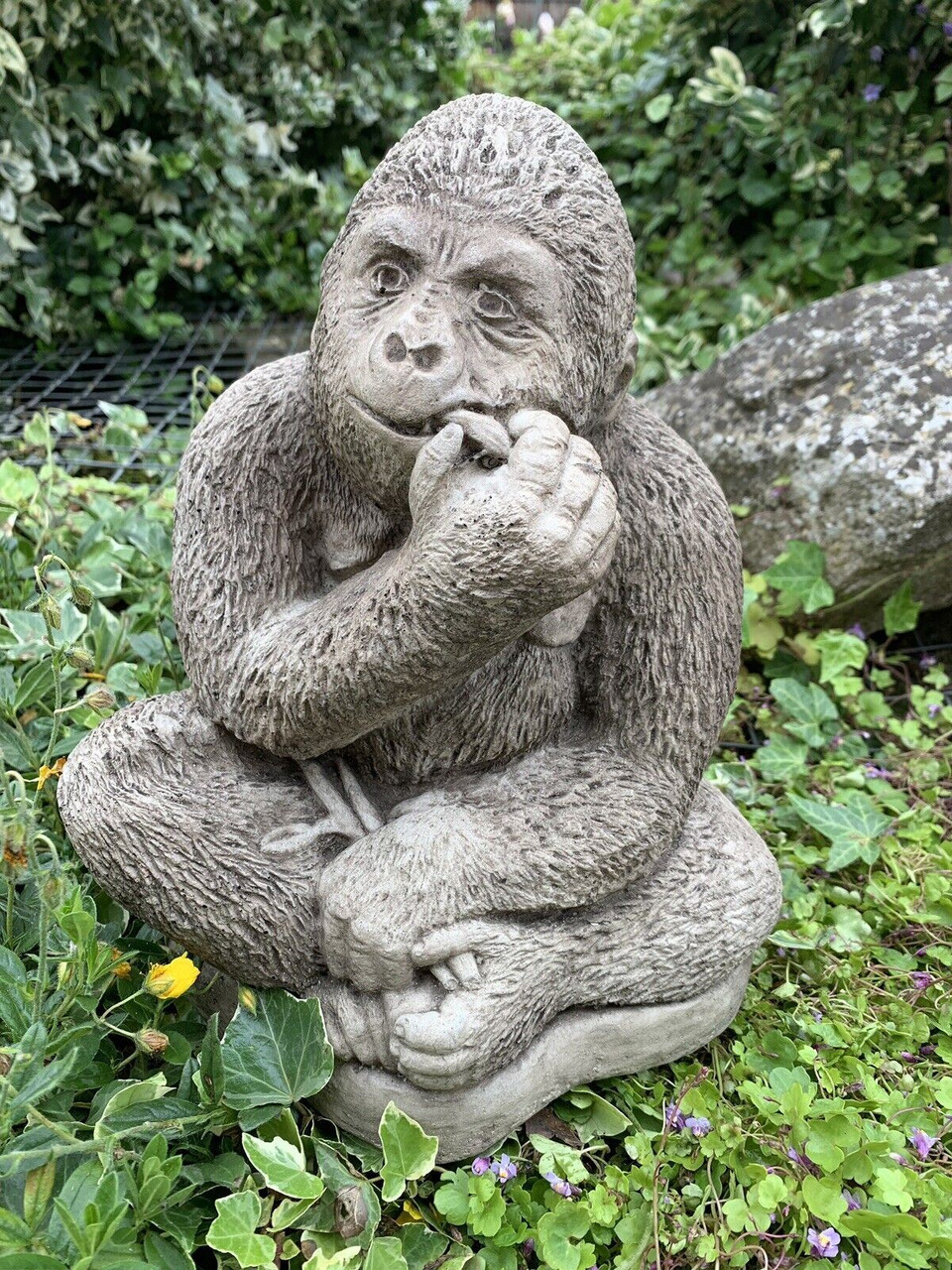 STONE GARDEN SILVERBACK GORILLA EATING BAMBOO LEAVES MONKEY APE STATUE ORNAMENT