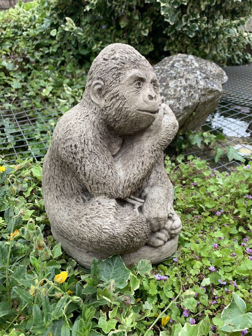 STONE GARDEN SILVERBACK GORILLA EATING BAMBOO LEAVES MONKEY APE STATUE ORNAMENT