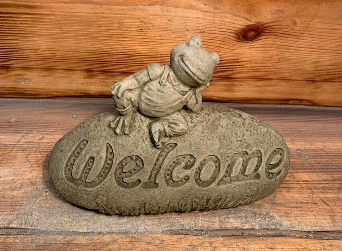 STONE GARDEN WELCOME FROG TOAD ON ROCK STATUE ORNAMENT