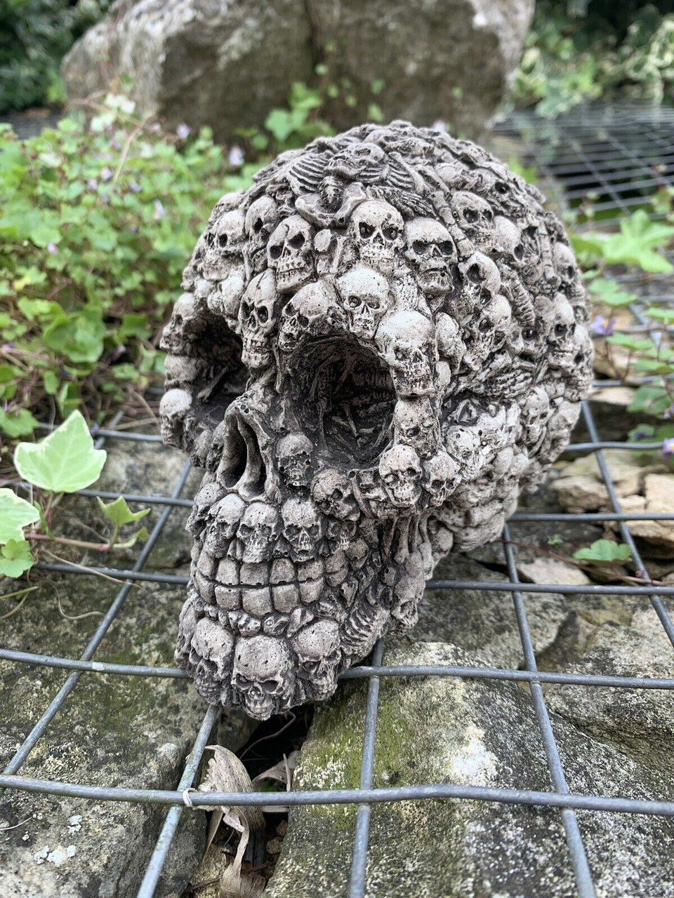 STONE GARDEN MULTI-SKULL SKULL GOTHIC HUMAN HEAD ORNAMENT STATUE