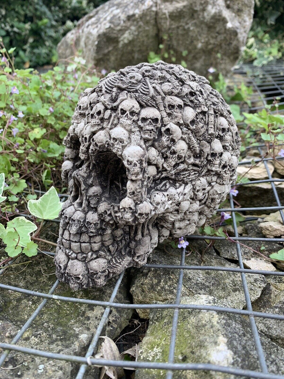 STONE GARDEN MULTI-SKULL SKULL GOTHIC HUMAN HEAD ORNAMENT STATUE