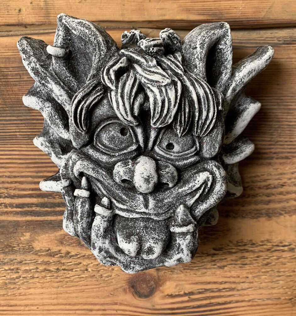 STONE GARDEN SMALL GREMLIN GARGOYLE HAND ON FACE WALL PLAQUE ORNAMENT 