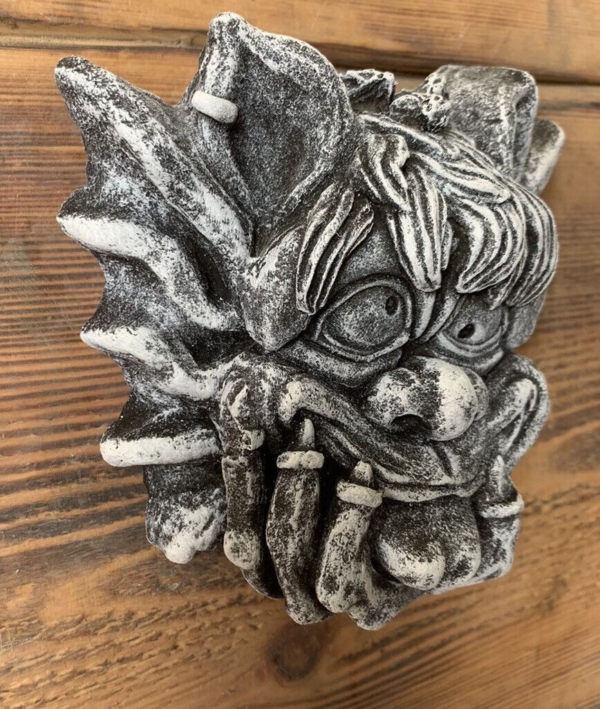 STONE GARDEN SMALL GREMLIN GARGOYLE HAND ON FACE WALL PLAQUE ORNAMENT 