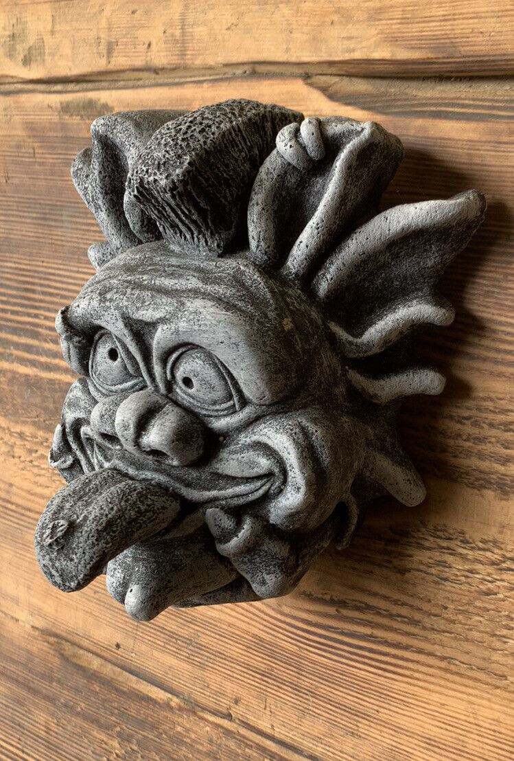 STONE GARDEN SMALL GREMLIN GARGOYLE TONGUE OUT FACE WALL PLAQUE ORNAMENT