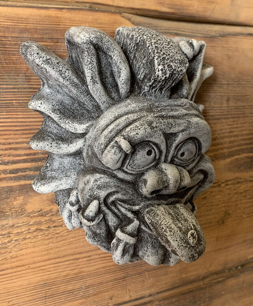 STONE GARDEN SMALL GREMLIN GARGOYLE TONGUE OUT FACE WALL PLAQUE ORNAMENT