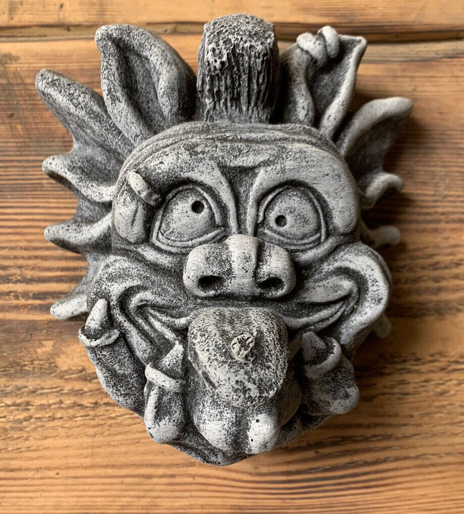 STONE GARDEN SMALL GREMLIN GARGOYLE TONGUE OUT FACE WALL PLAQUE ORNAMENT