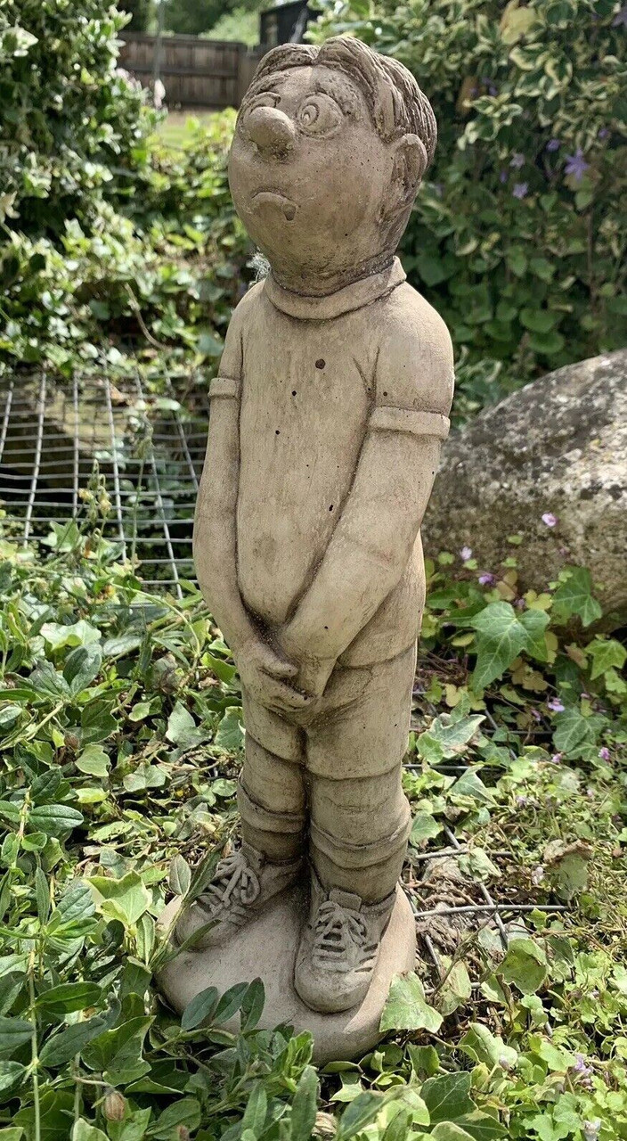 STONE GARDEN FOOTBALLER IN WALL GIFT FOOTBALL CONCRETE ORNAMENT