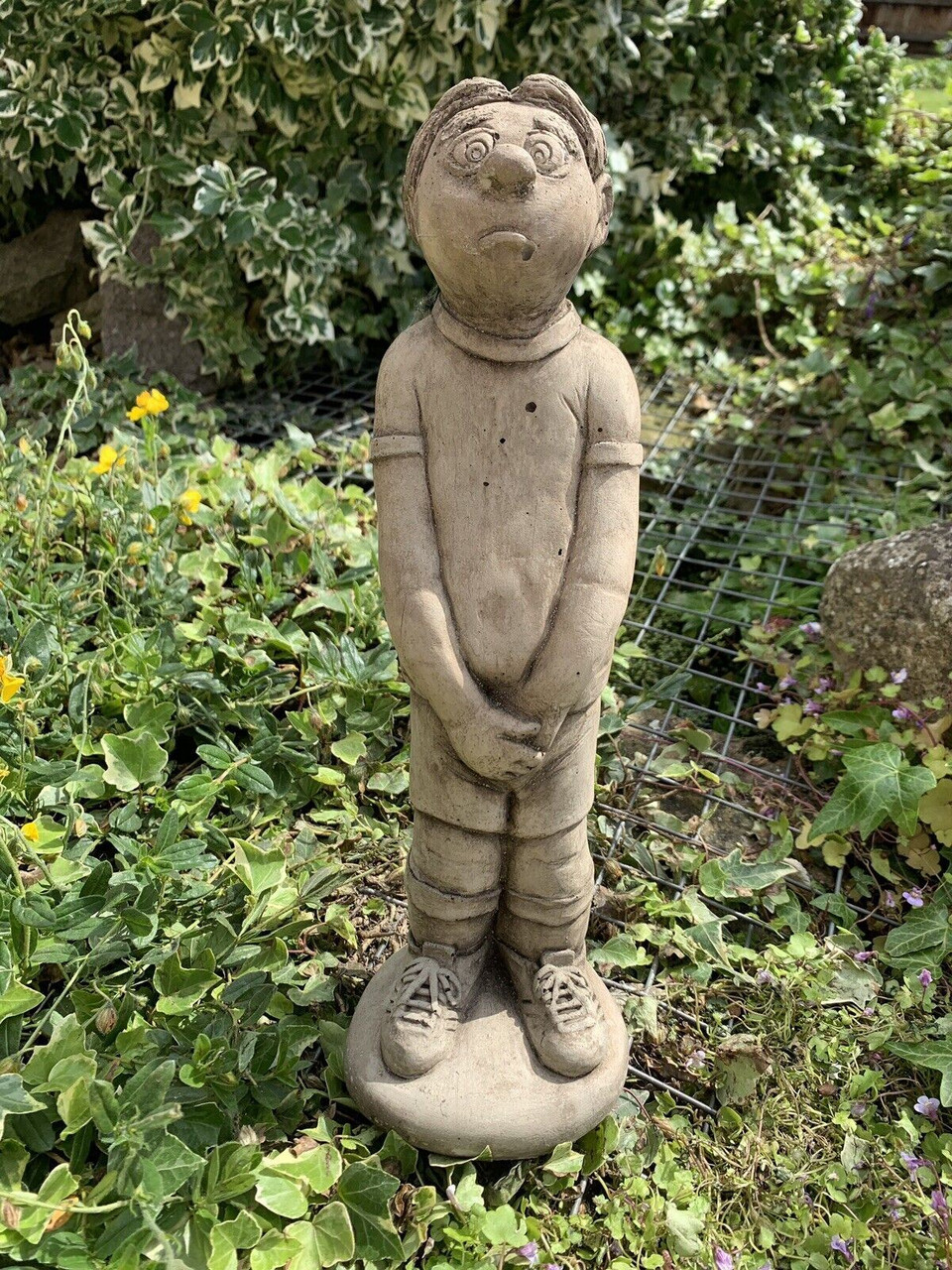 STONE GARDEN FOOTBALLER IN WALL GIFT FOOTBALL CONCRETE ORNAMENT