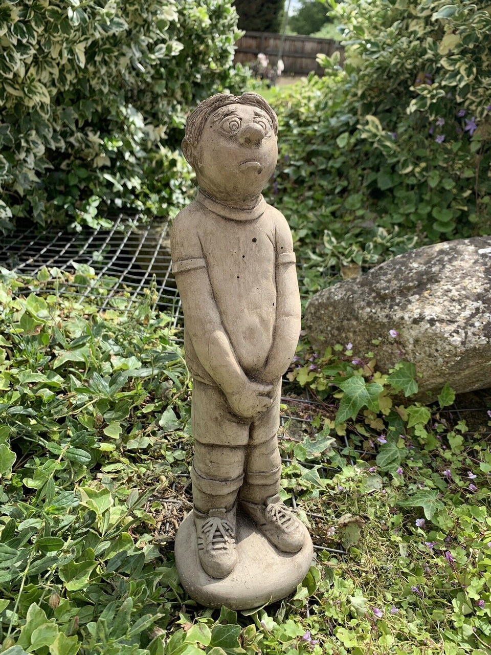 STONE GARDEN FOOTBALLER IN WALL GIFT FOOTBALL CONCRETE ORNAMENT