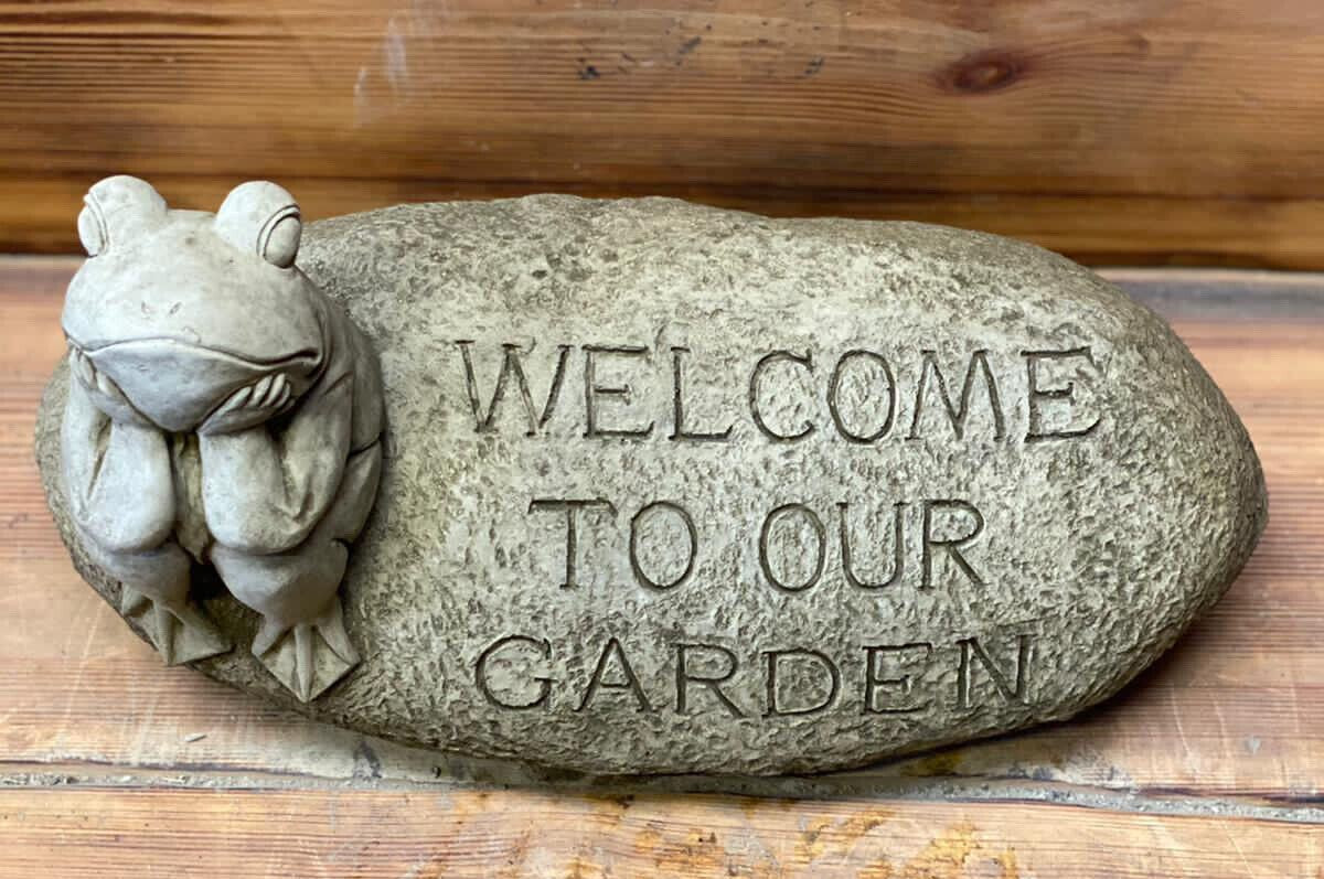 STONE GARDEN “WELCOME TO OUR GARDEN” FROG TOAD STATUE ORNAMENT