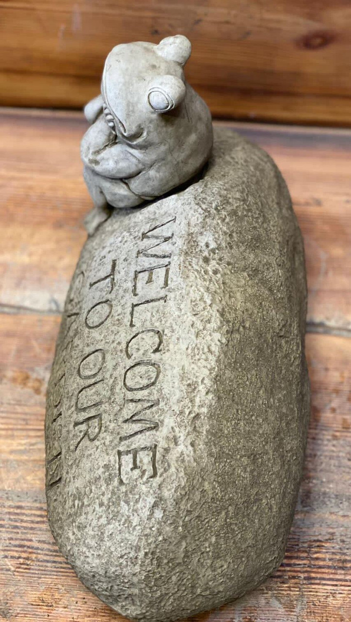 STONE GARDEN “WELCOME TO OUR GARDEN” FROG TOAD STATUE ORNAMENT