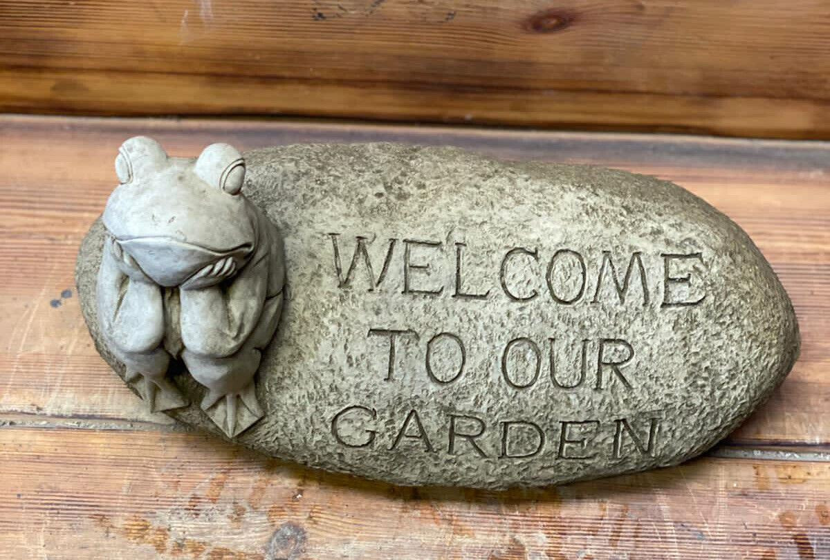 STONE GARDEN “WELCOME TO OUR GARDEN” FROG TOAD STATUE ORNAMENT