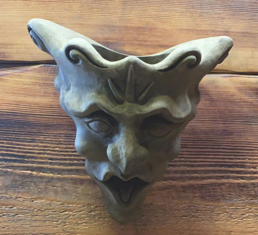 STONE GARDEN GARGOYLE GREMLIN JOKER WALL PLAQUE HANGER PLANTER ORNAMENT