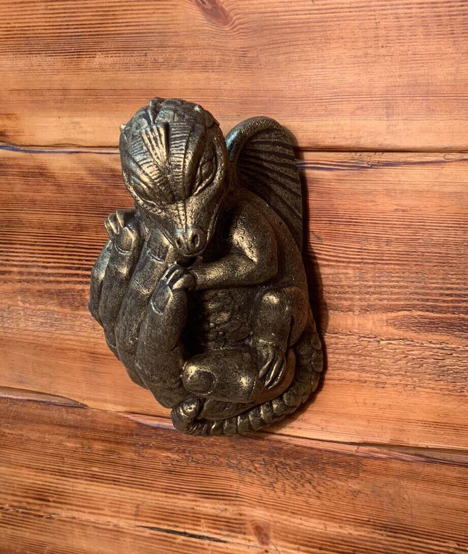 STONE GARDEN GOLD BABY DRAGON IN HAND WALL PLAQUE HANGING CONCRETE ORNAMENT