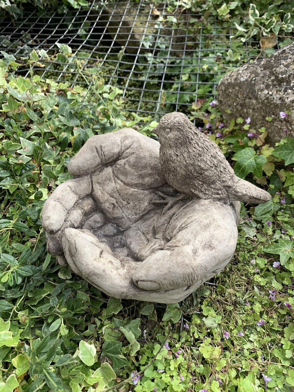 STONE GARDEN BIRD IN HAND BIRD BATH FEEDER GIFT DETAILED CONCRETE ORNAMENT