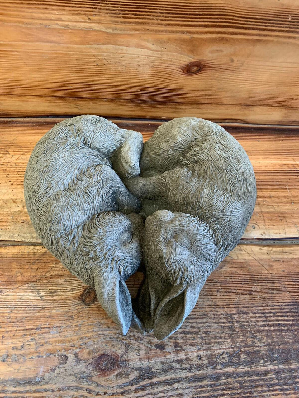 STONE GARDEN PAIR OF LOVING CUDDLING RABBITS HARE DETAILED GARDEN ORNAMENT