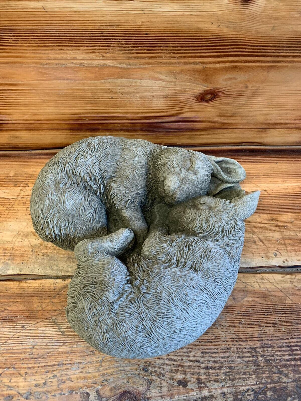 STONE GARDEN PAIR OF LOVING CUDDLING RABBITS HARE DETAILED GARDEN ORNAMENT