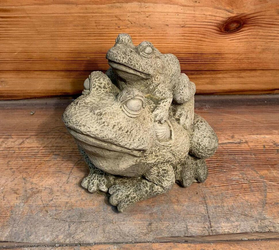 STONE GARDEN PIGGYBACK PAIR OF FROG/TOAD  GIFT CONCRETE ORNAMENT