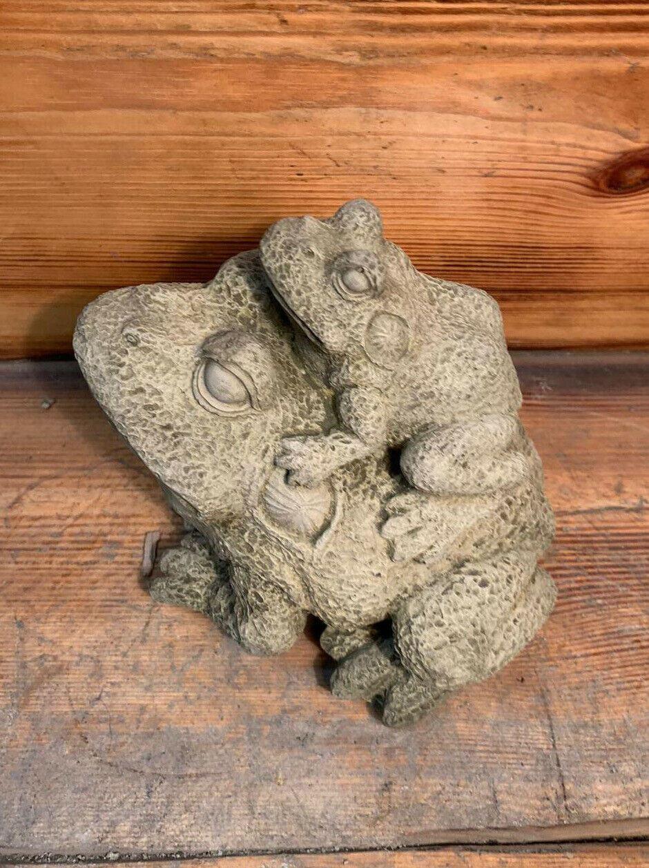 STONE GARDEN PIGGYBACK PAIR OF FROG/TOAD  GIFT CONCRETE ORNAMENT