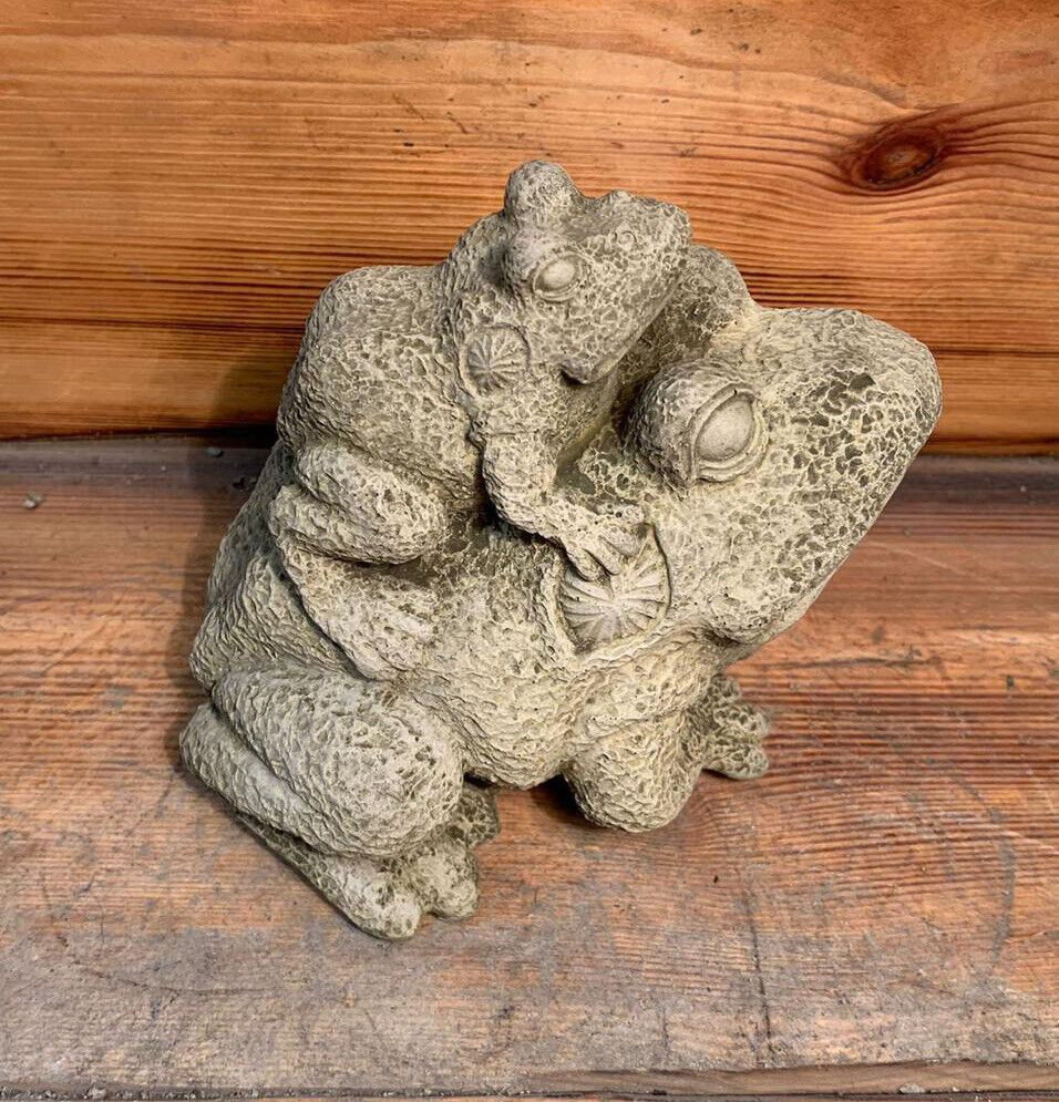 STONE GARDEN PIGGYBACK PAIR OF FROG/TOAD  GIFT CONCRETE ORNAMENT