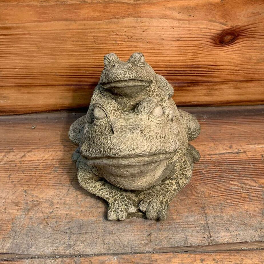 STONE GARDEN PIGGYBACK PAIR OF FROG/TOAD  GIFT CONCRETE ORNAMENT