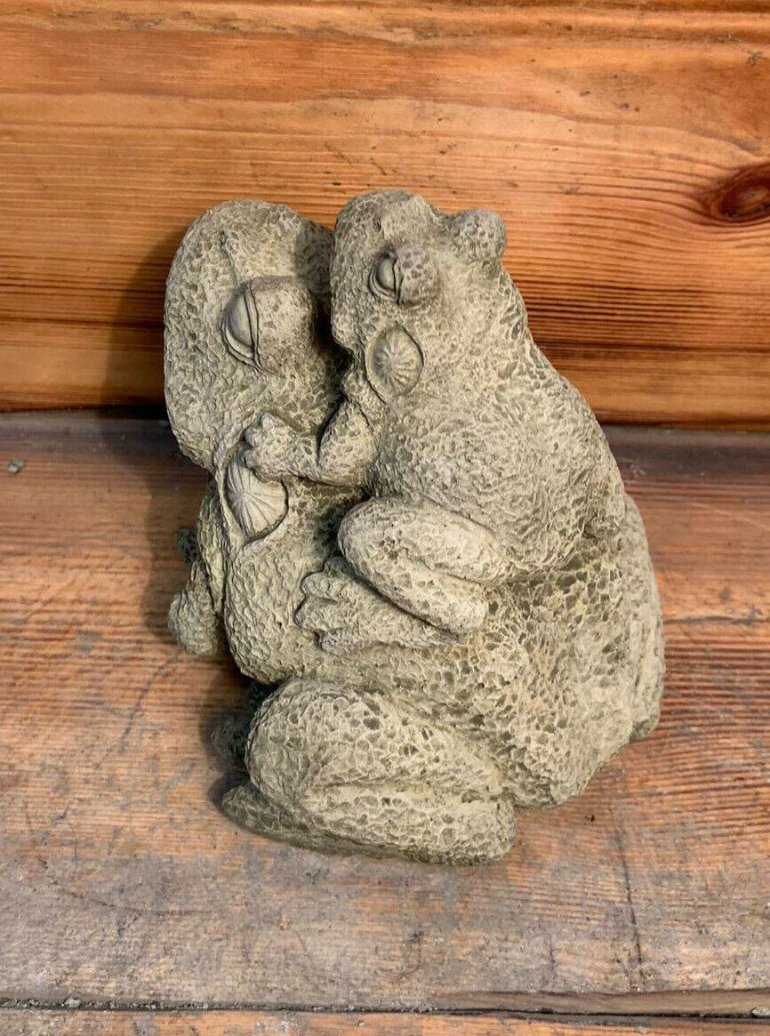 STONE GARDEN PIGGYBACK PAIR OF FROG/TOAD  GIFT CONCRETE ORNAMENT