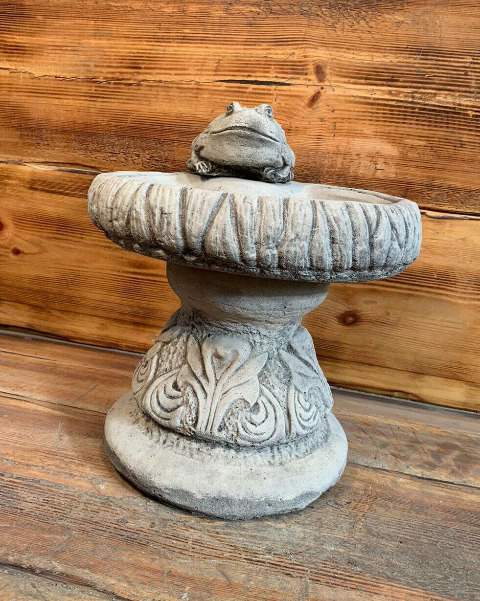 STONE GARDEN SMALL FROG DETAILED BIRD BATH STATUE ORNAMENT