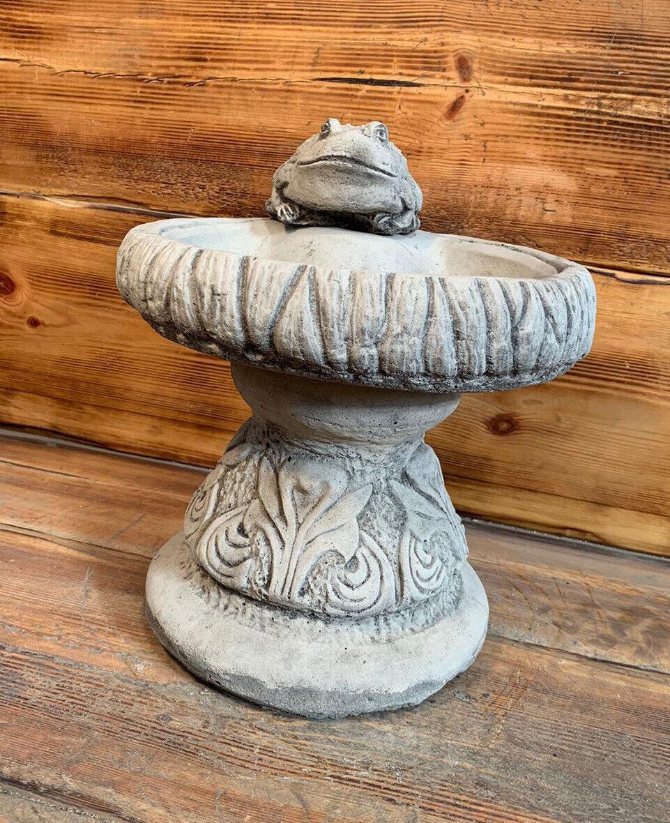 STONE GARDEN SMALL FROG DETAILED BIRD BATH STATUE ORNAMENT