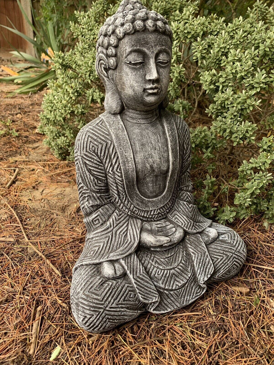 STONE GARDEN LARGE MAZE ROBE BUDDHA BLACK AND WHITE GIFT CONCRETE ORNAMENT