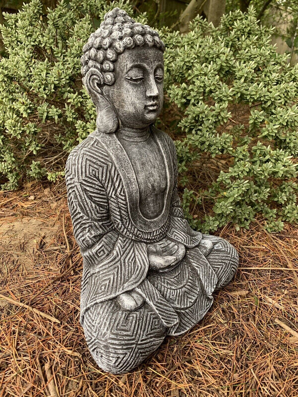 STONE GARDEN LARGE MAZE ROBE BUDDHA BLACK AND WHITE GIFT CONCRETE ORNAMENT