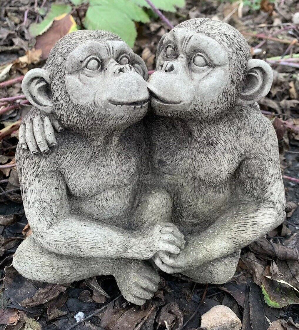 STONE GARDEN KISSING MONKEY LOVE STATUE COUPLE HOLDING HANDS ORNAMENT 