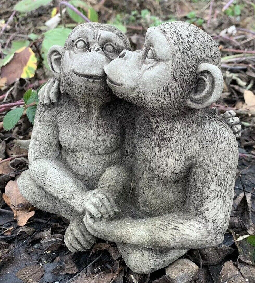 STONE GARDEN KISSING MONKEY LOVE STATUE COUPLE HOLDING HANDS ORNAMENT 