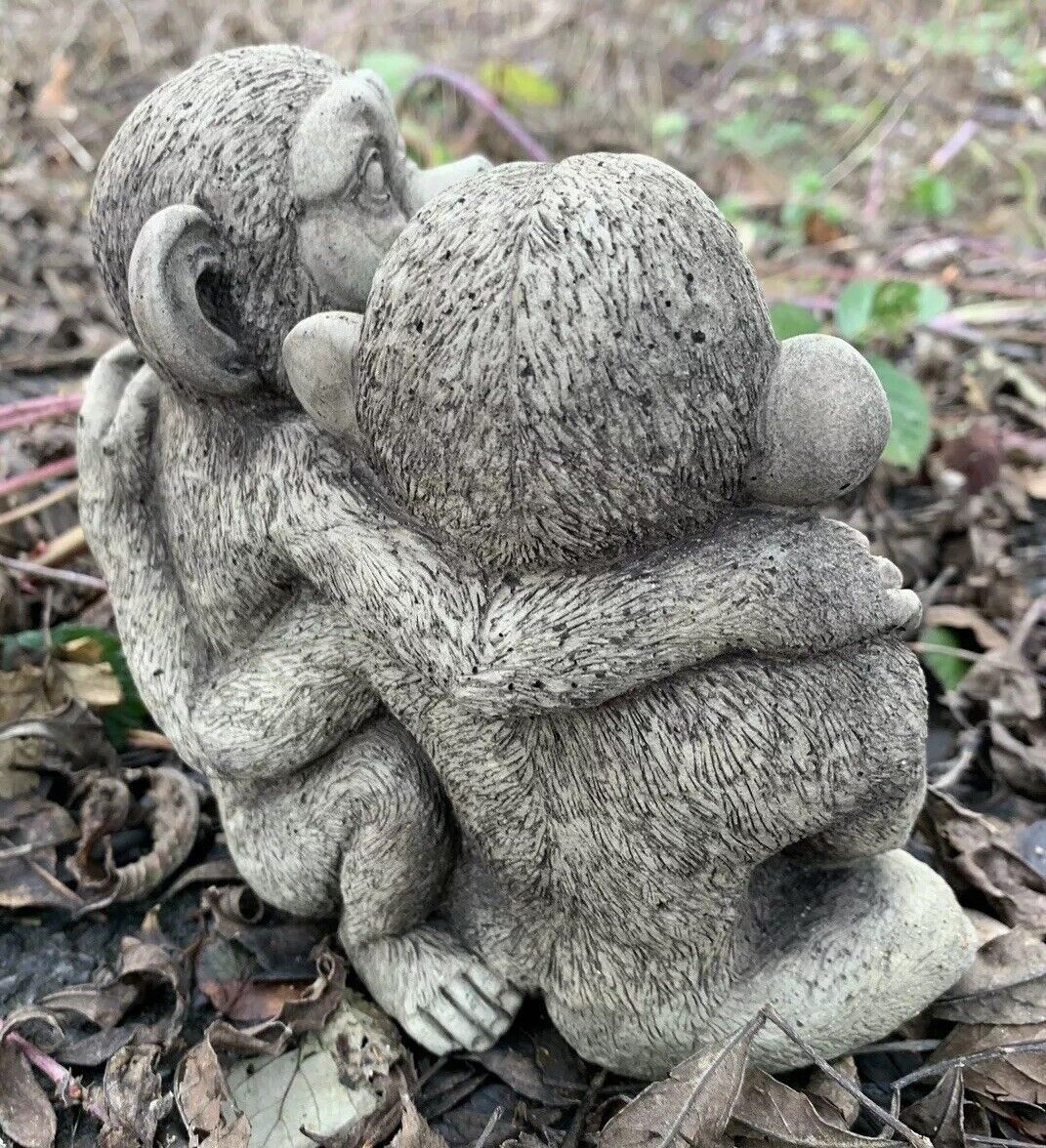 STONE GARDEN KISSING MONKEY LOVE STATUE COUPLE HOLDING HANDS ORNAMENT 