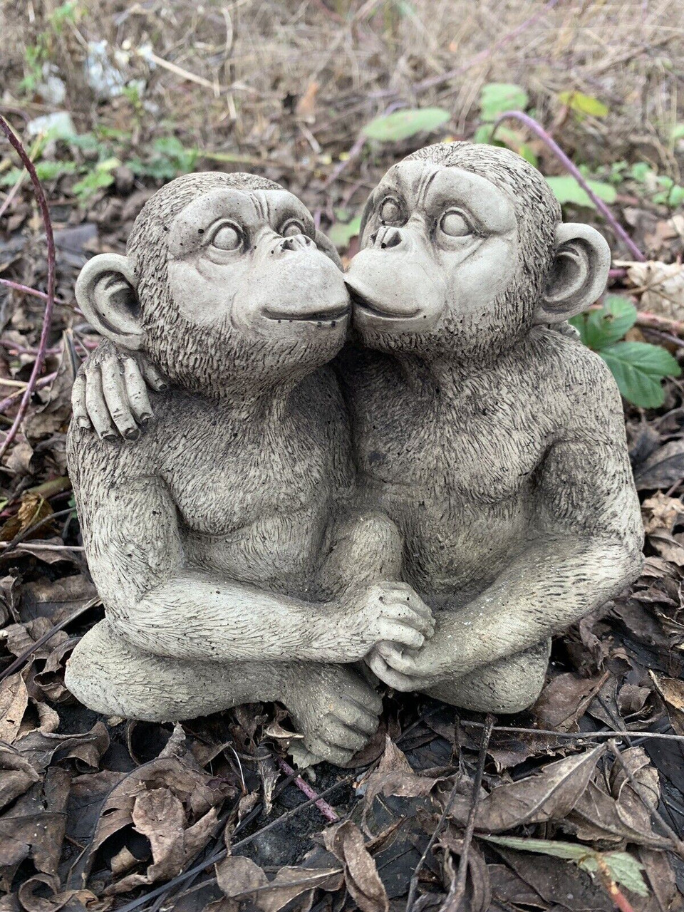 STONE GARDEN KISSING MONKEY LOVE STATUE COUPLE HOLDING HANDS ORNAMENT 