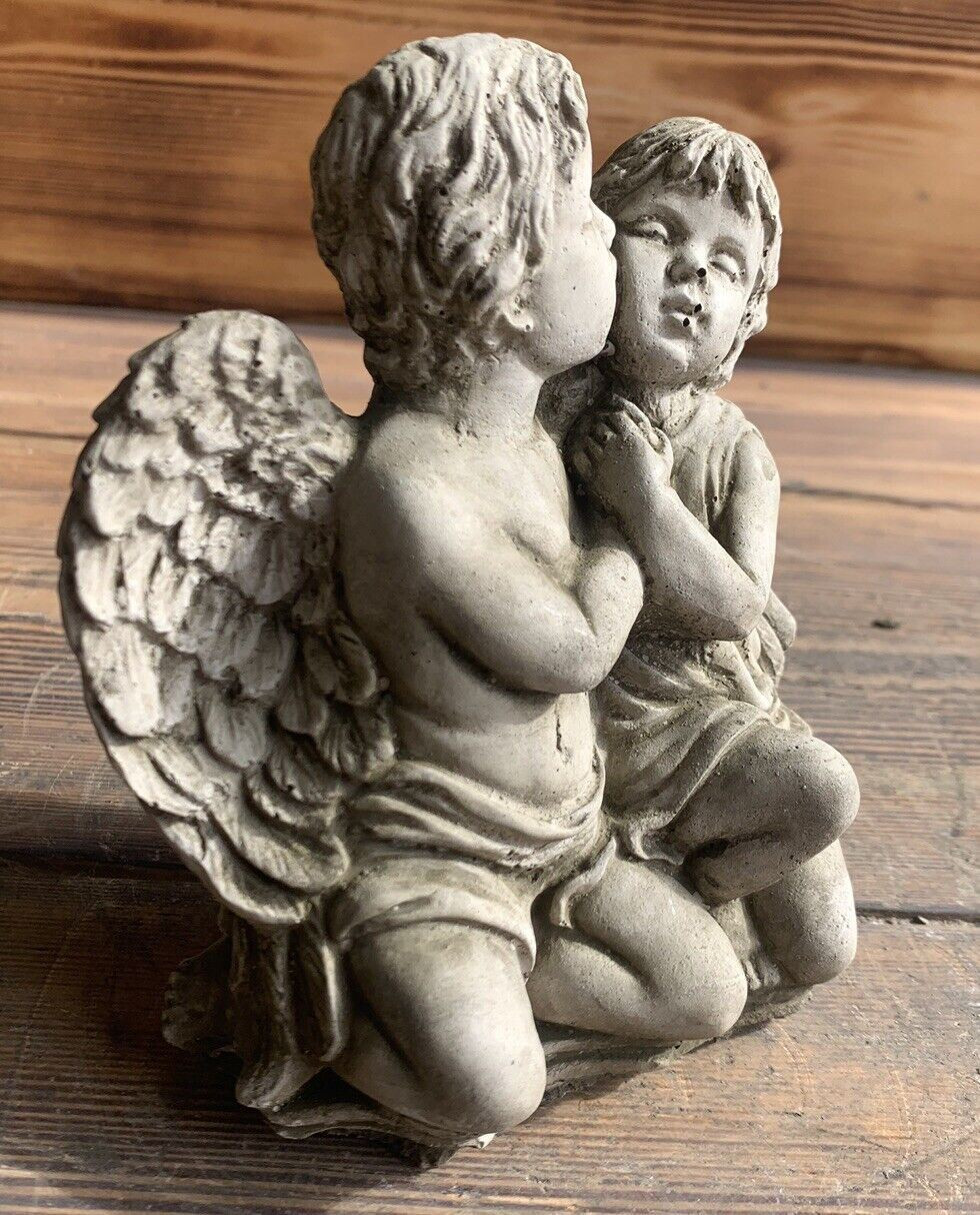 STONE GARDEN BOY AND GIRL CHERUB KISSING CUTE GIFT ORNAMENT 