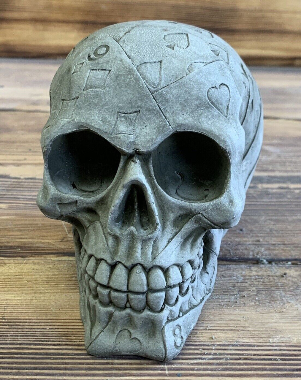 STONE GARDEN PLAYING CARD SKULL GOTHIC HUMAN HEAD ORNAMENT STATUE