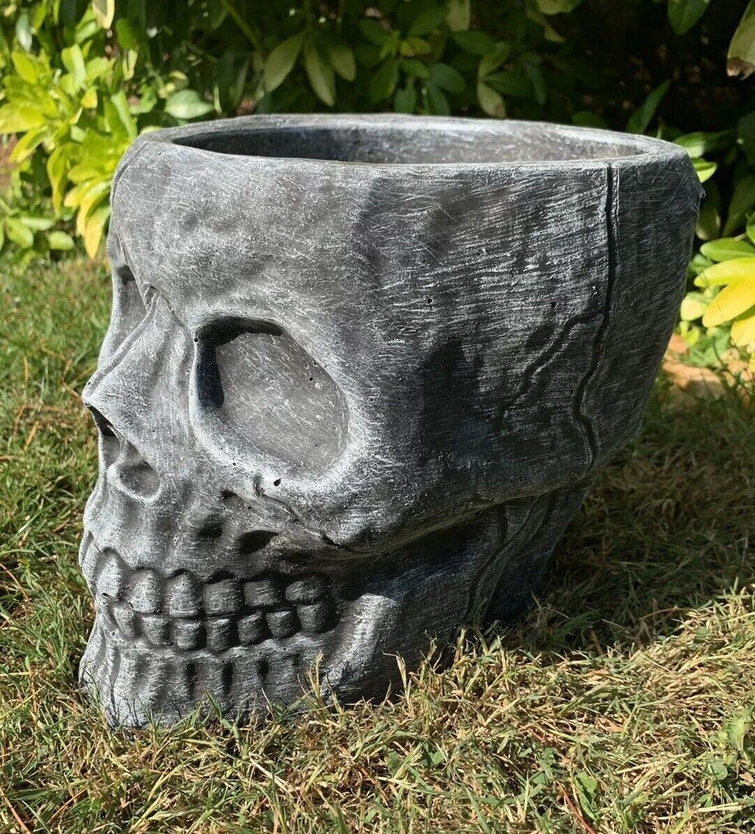 STONE GARDEN LARGE GOTHIC SKULL PLANTER PLANT POT BLACK/WHITE CONCRETE ORNAMENT