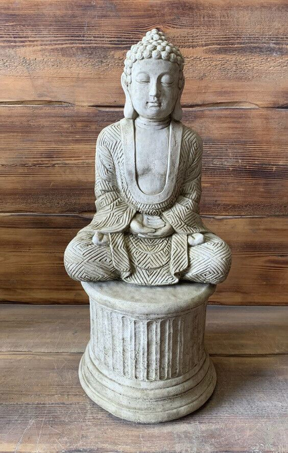 STONE GARDEN LARGE MAZE ROBE BUDDHA ON PLINTH NATURAL GIFT CONCRETE ORNAMENT