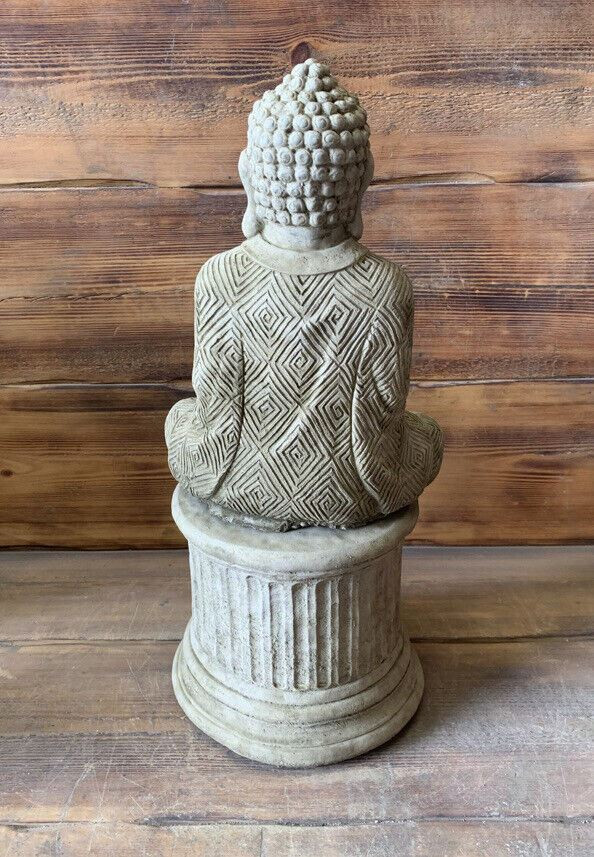 STONE GARDEN LARGE MAZE ROBE BUDDHA ON PLINTH NATURAL GIFT CONCRETE ORNAMENT