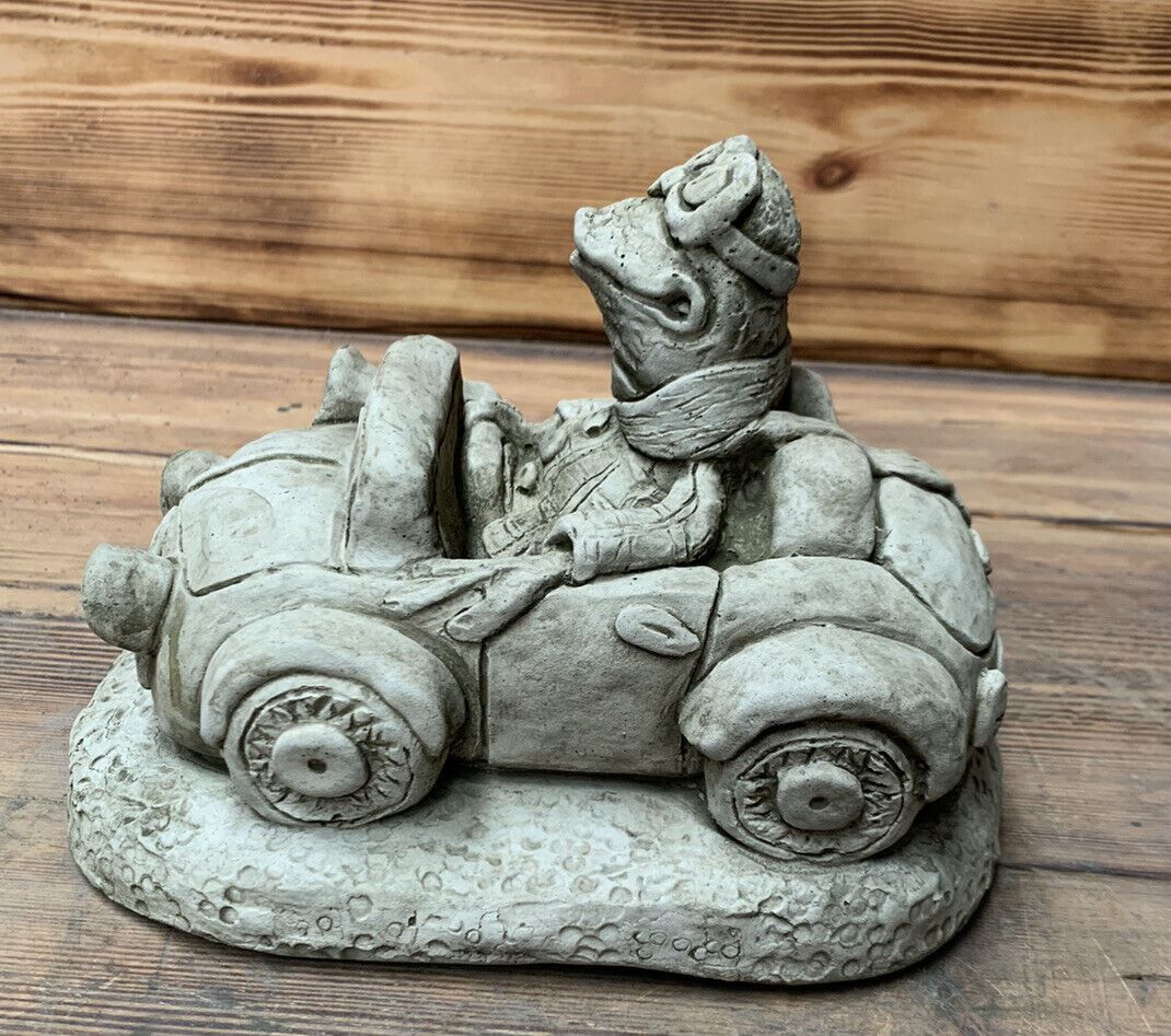 STONE GARDEN FROG IN A CAR TOAD GIFT ORNAMENT 