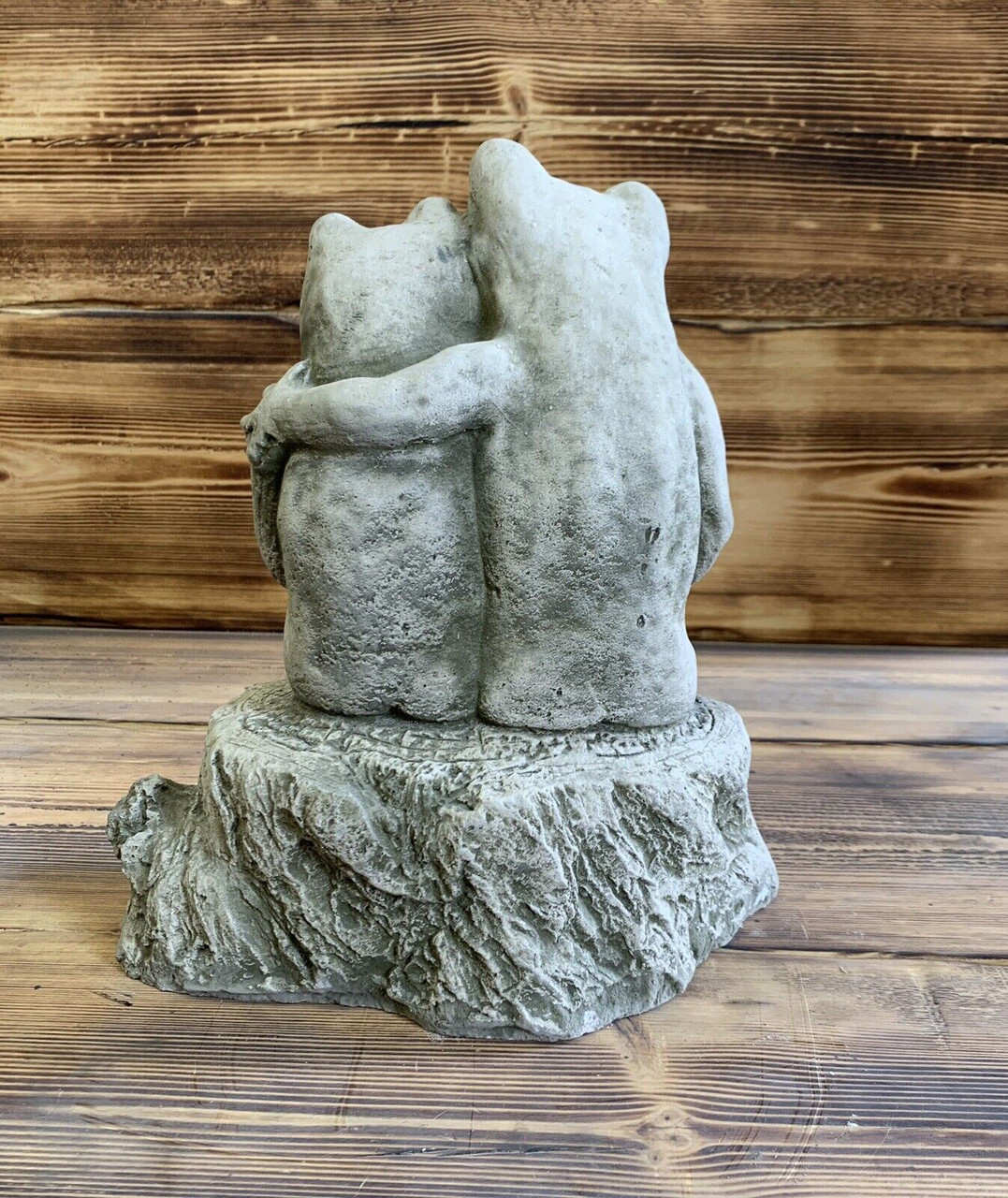 STONE GARDEN PAIR OF FROGS FROG TOAD ON LOG STATUE ORNAMENT 