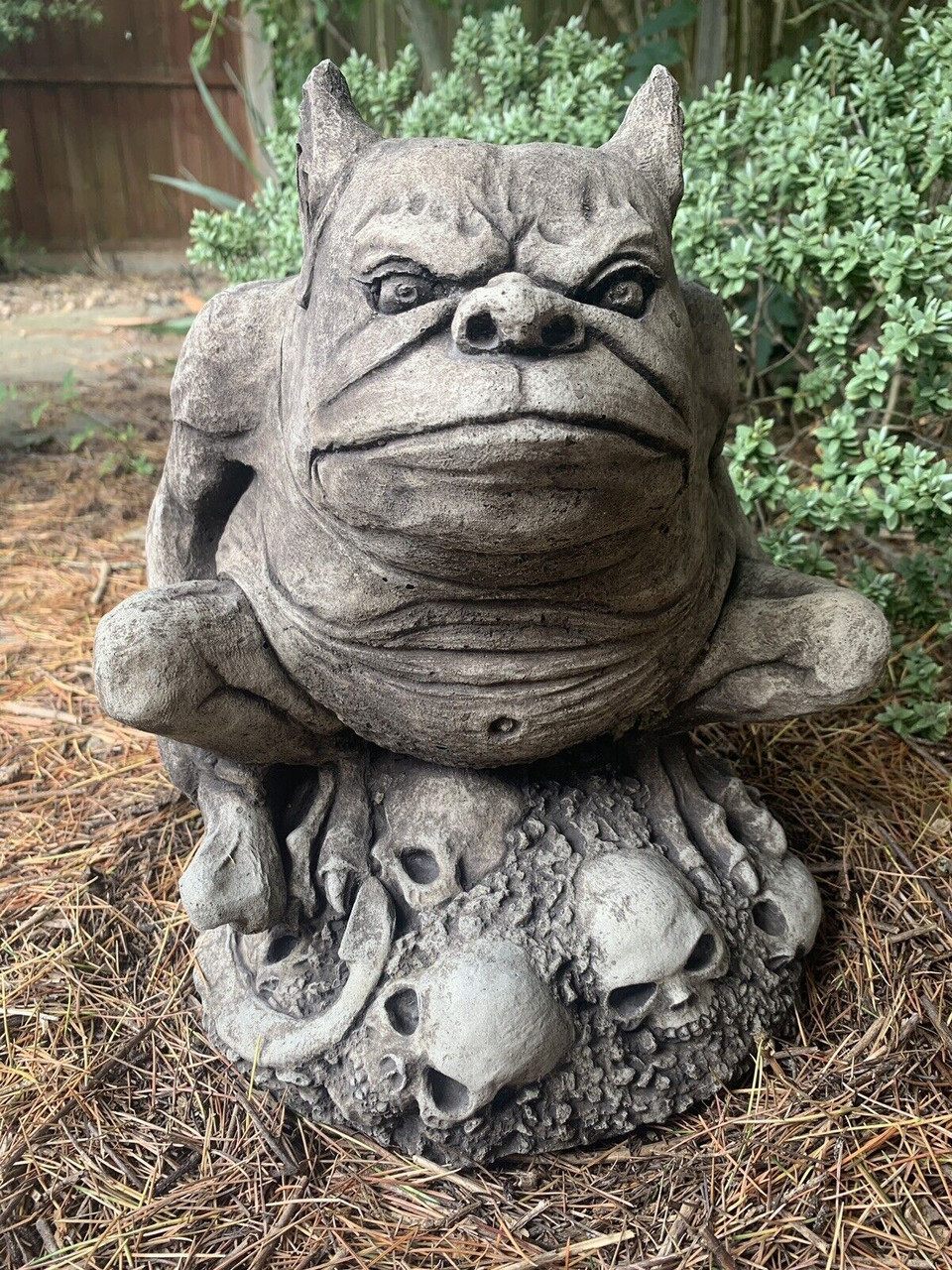 STONE GARDEN GARGOYLE SAT ON SKULLS GOTHIC LARGE ORNAMENT 