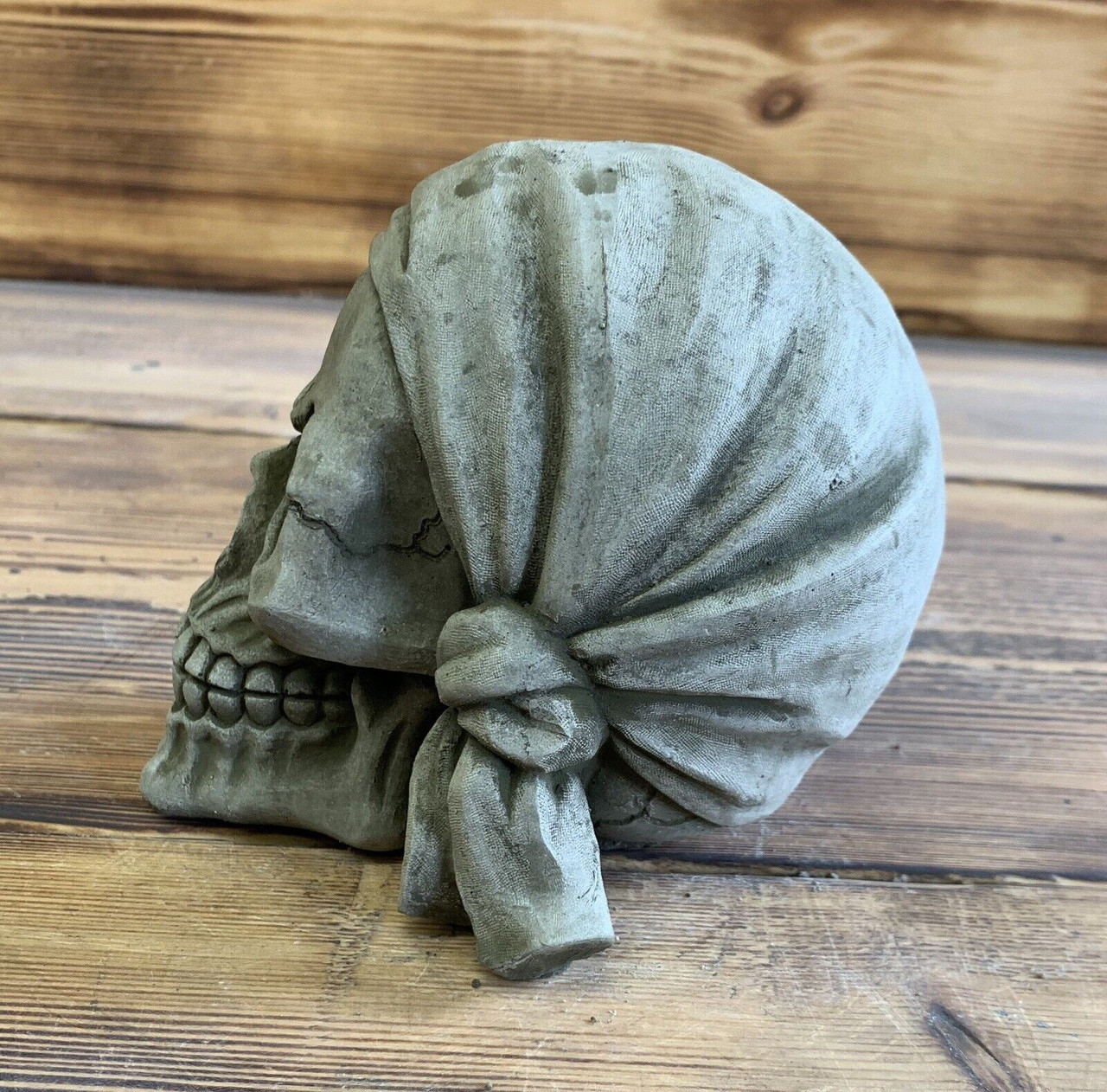 STONE GARDEN BANDANA PIRATE SKULL GOTHIC HUMAN HEAD ORNAMENT STATUE