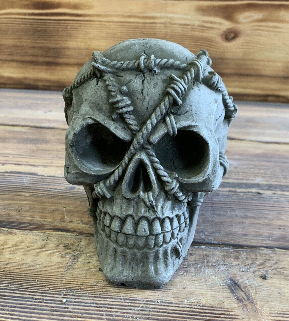 STONE GARDEN BARBED WIRE SKULL GOTHIC HUMAN HEAD ORNAMENT STATUE