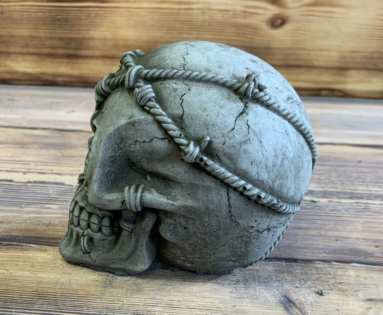 STONE GARDEN BARBED WIRE SKULL GOTHIC HUMAN HEAD ORNAMENT STATUE