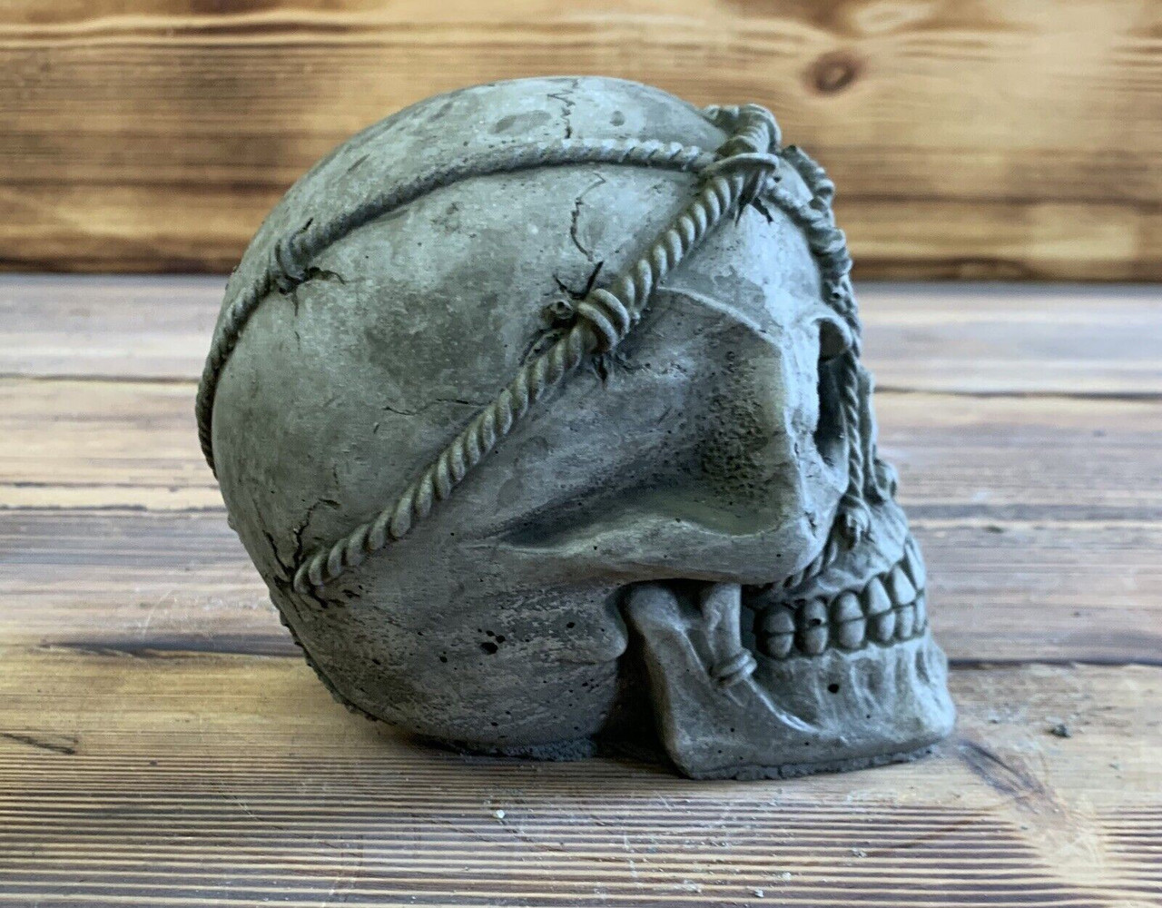 STONE GARDEN BARBED WIRE SKULL GOTHIC HUMAN HEAD ORNAMENT STATUE