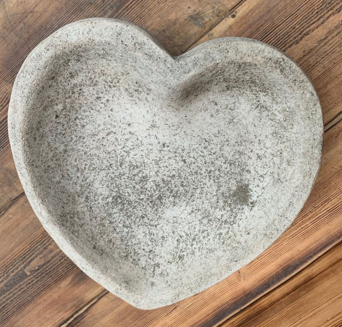 STONE GARDEN BIRD BATH BOWL LOVE HEART ORNAMENT BIRD BATH TOP ONLY 