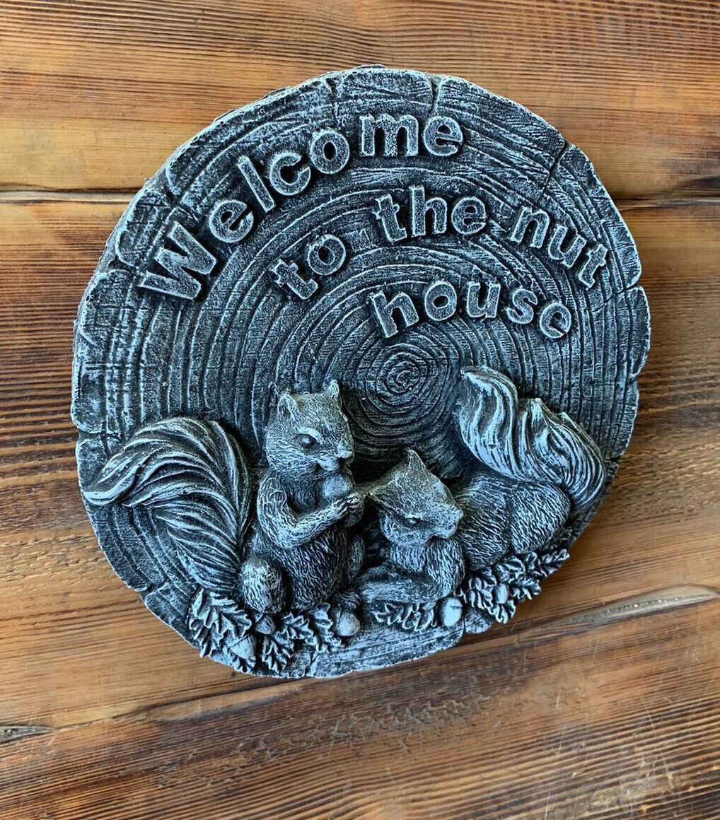 STONE GARDEN “WELCOME TO THE NUT HOUSE” NOVELTY WALL PLAQUE HANGING ORNAMENT