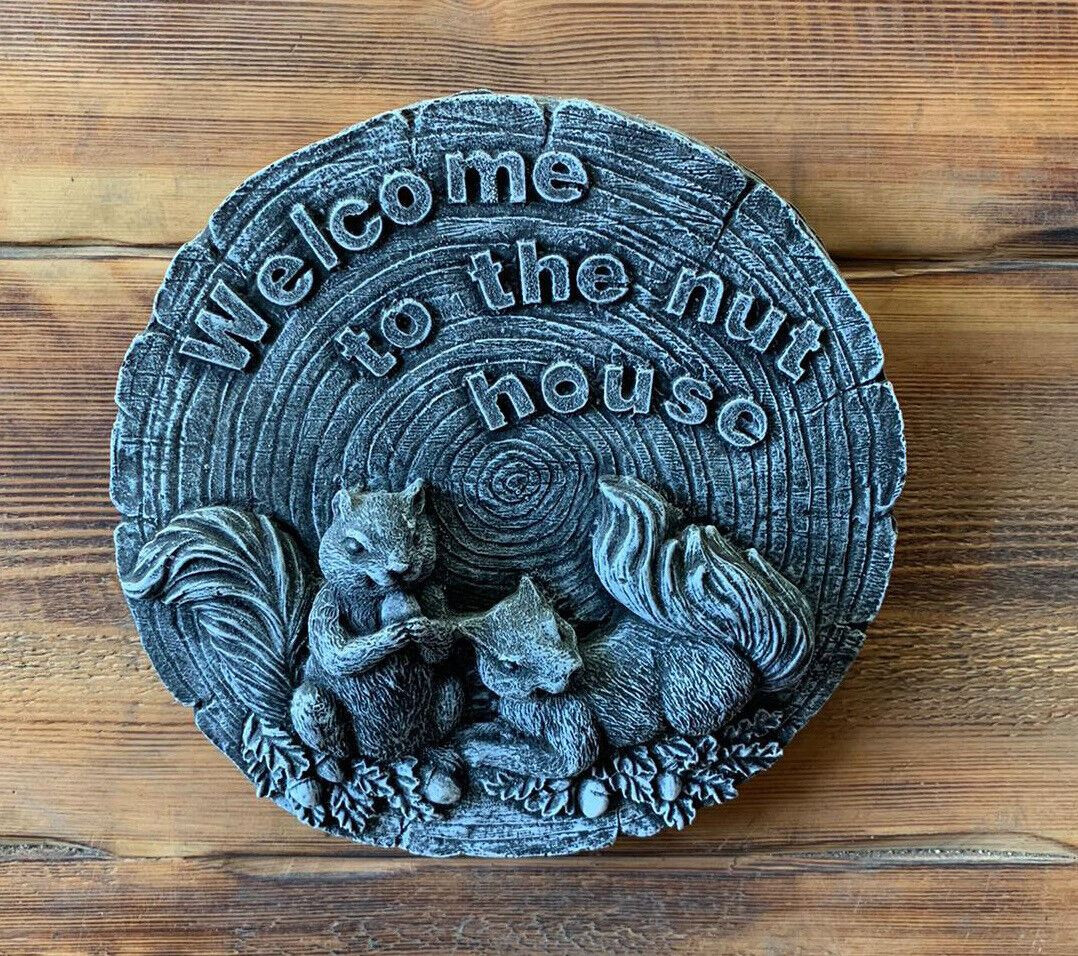 STONE GARDEN “WELCOME TO THE NUT HOUSE” NOVELTY WALL PLAQUE HANGING ORNAMENT