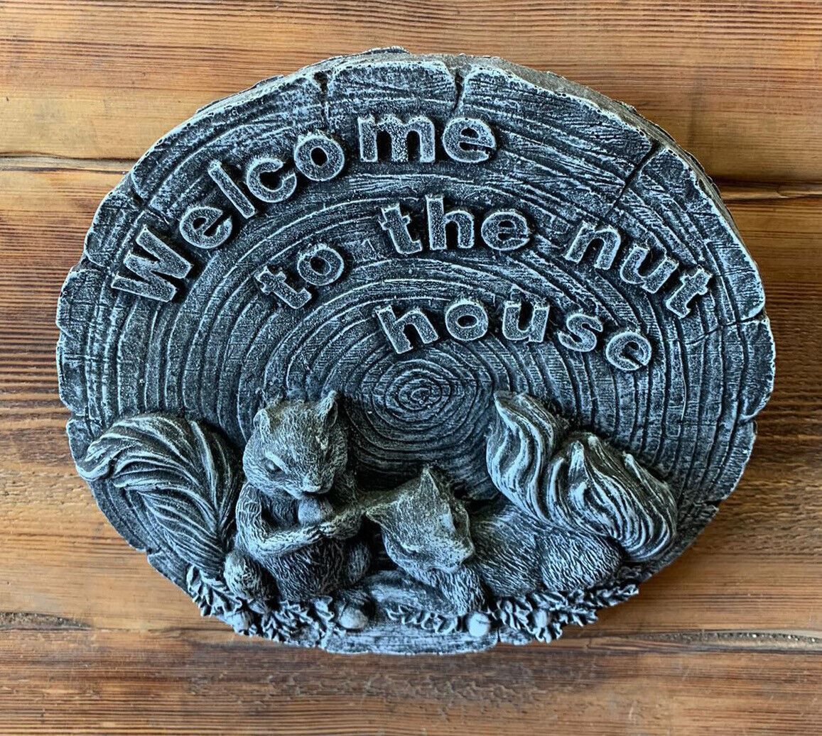 STONE GARDEN “WELCOME TO THE NUT HOUSE” NOVELTY WALL PLAQUE HANGING ORNAMENT